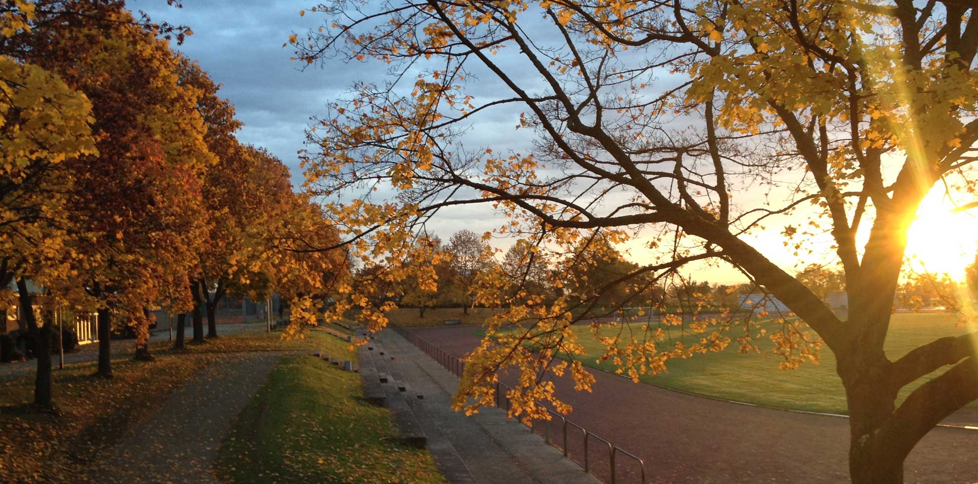 Sonnenaufgang über Sportplatz