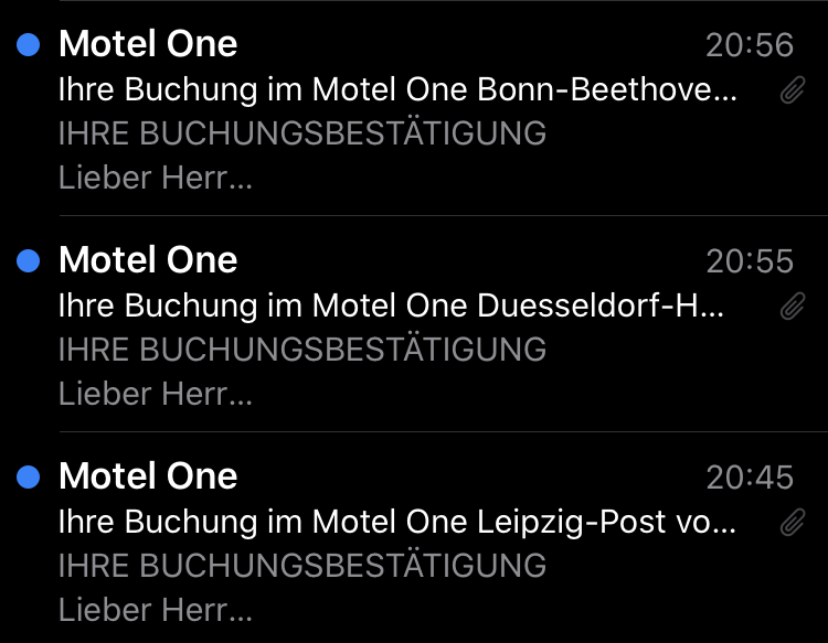 Liste von drei Buchungsbestätigungen von Motel One für Hotels in Bonn, Düsseldorf und Leipzig mit Zeitstempeln von 20:45 bis 20:56 Uhr.