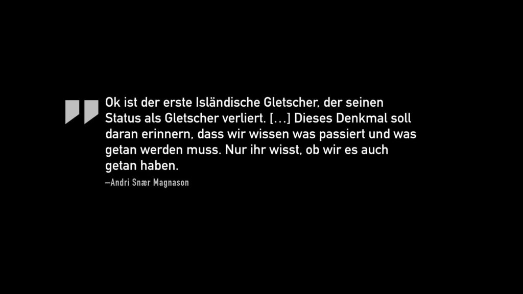 Zitat von Andri Snær Magnason über den ersten isländischen Gletscher, der seinen Status als Gletscher verliert, auf schwarzem Hintergrund.