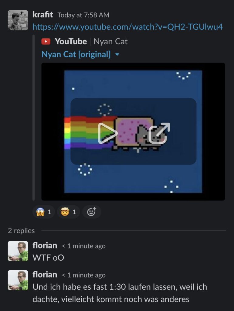 Nyan Cat Meme zeigt eine pixelierte Katze mit Regenbogenschweif, die sich nach rechts bewegt.
