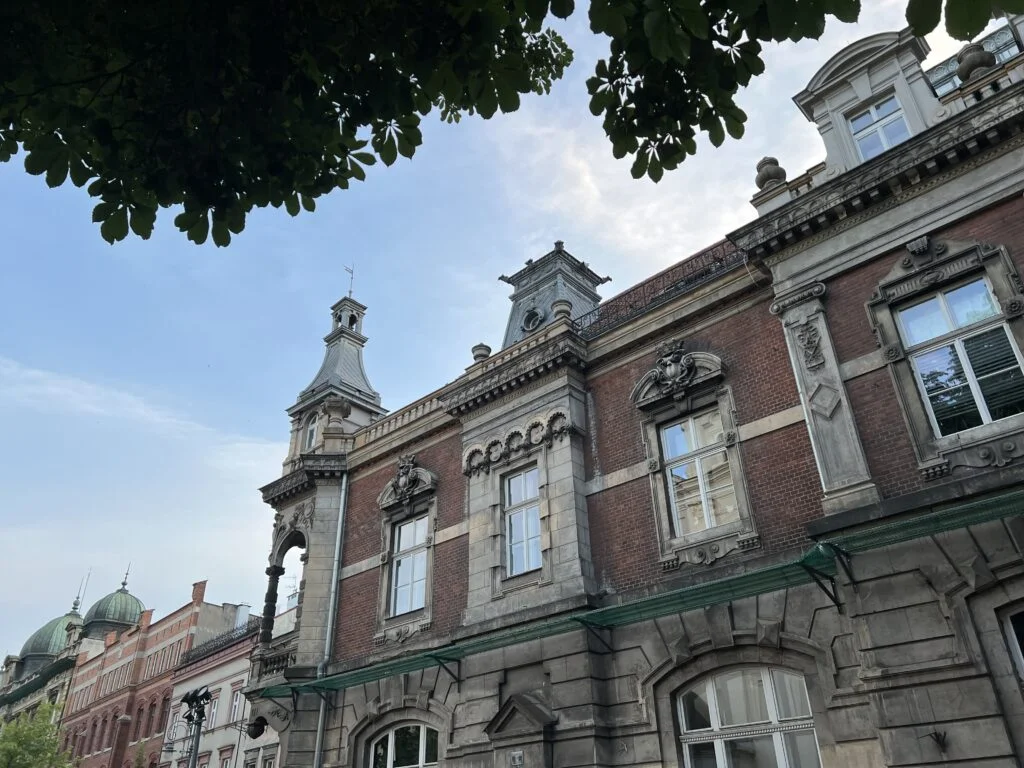Historische Backsteingebäude, etwas Himmel und ein paar Blätter.