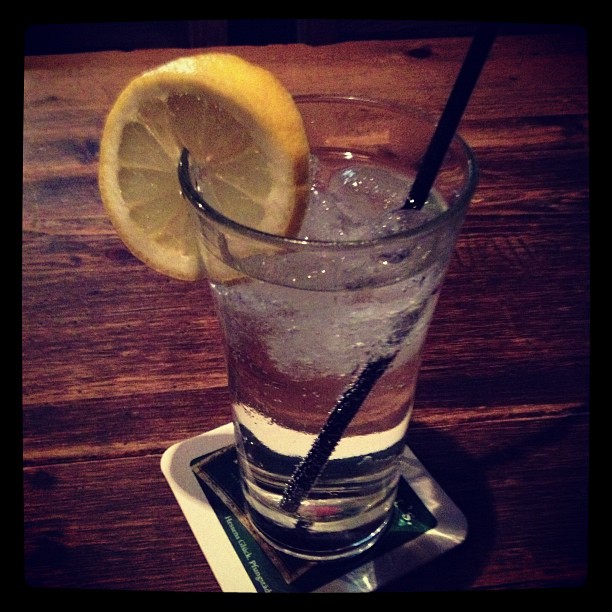 A Longdrink glass with a slice of lemon