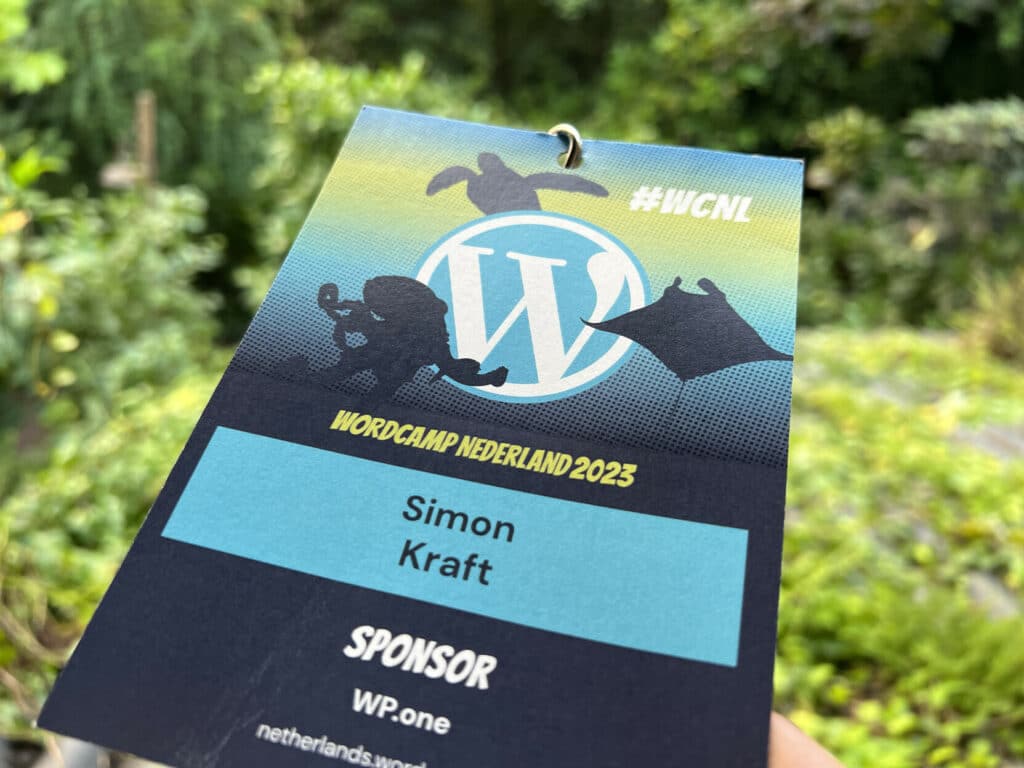 Simons WordCamp NL Badge with a blurry jungle backdrop