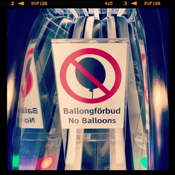 A sign showing a balloon, reading "Ballongförbud - No Balloons"